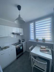 Dapur atau dapur kecil di APARTAMENT OŚ. JASNE 19B