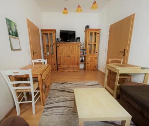 ein Wohnzimmer mit einem Tisch und einem Esszimmer in der Unterkunft 2-Raum Ferienwohnung in Connewitz in Leipzig