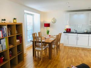 - une cuisine avec une table et des chaises dans la chambre dans l'établissement Remarkable 2 Bed Apartment in Edinburgh, à Édimbourg