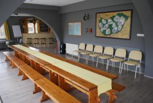 una sala de conferencias con una mesa larga y sillas en Casa Napsugár Panzió, en Apostag