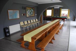 a conference room with a long table and chairs at Casa Napsugár Panzió in Apostag