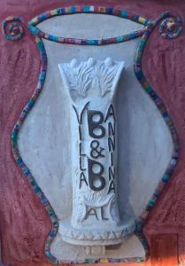 un vase blanc avec les mots bengalis sur lui dans l'établissement Villa Annina B&B, à Tropea