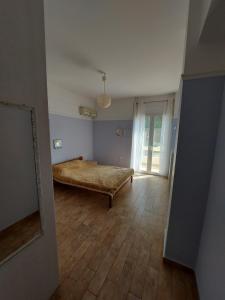 ein Zimmer mit einem Bett in der Mitte eines Zimmers in der Unterkunft Sxinias Resort in Marathón