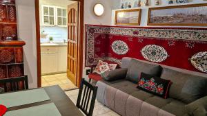 uma sala de estar com um sofá e uma parede vermelha em Old House Bogacs em Bogács