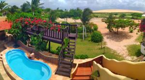 een luchtzicht op een resort met een zwembad bij Pousada Sahara in Jericoacoara