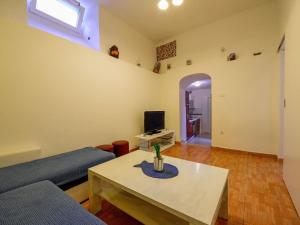 ein Wohnzimmer mit einem Sofa und einem Tisch in der Unterkunft Apartman Anita in Opatija