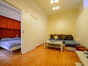 ein Wohnzimmer mit einem Sofa und einem Bett in der Unterkunft Apartman Anita in Opatija