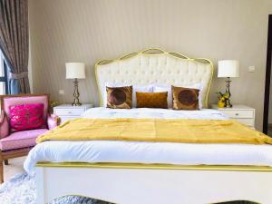 1 dormitorio con 1 cama grande con manta amarilla en Luxury Casa - Royal Sea View Apartment JBR Beach 2BR, en Dubái