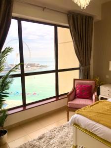Imagen de la galería de Luxury Casa - Royal Sea View Apartment JBR Beach 2BR, en Dubái