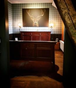 Warfstermolen的住宿－杜斯耶住宿加早餐旅館，墙上挂着鹿的照片的房间