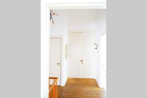 Fotografie z fotogalerie ubytování Großzügige 185m2-Altbauwohnung in Bestlage 7Zimmer-2Bäder-2Küchen-2WCs v Hamburku
