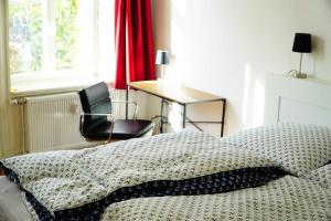 Postel nebo postele na pokoji v ubytování Großzügige 185m2-Altbauwohnung in Bestlage 7Zimmer-2Bäder-2Küchen-2WCs