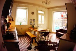 Posezení v ubytování Großzügige 185m2-Altbauwohnung in Bestlage 7Zimmer-2Bäder-2Küchen-2WCs