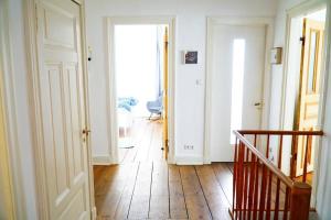 Fotografie z fotogalerie ubytování Großzügige 185m2-Altbauwohnung in Bestlage 7Zimmer-2Bäder-2Küchen-2WCs v Hamburku