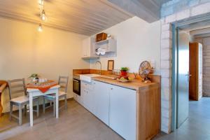 Kuchyňa alebo kuchynka v ubytovaní Lakka Stone House 0