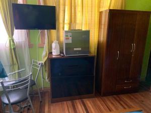 En TV eller et underholdningssystem på Residencial Campo Verde