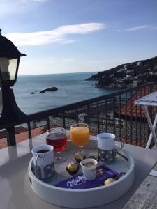 een dienblad met eten op een tafel met uitzicht op de oceaan bij Apartments Gusar in Ulcinj