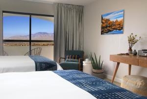 Postel nebo postele na pokoji v ubytování Azure Palm Hot Springs + 30 fotografií