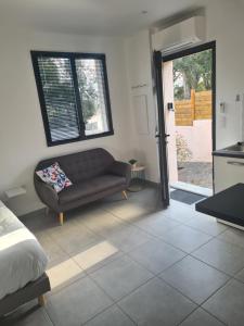 a living room with a couch and a kitchen at Casa Dea in Corte