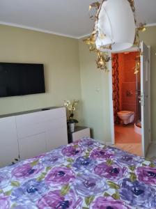 ウェバにあるKoga Pokoje Goscinneのベッドルーム(紫の毛布付きのベッド1台付)