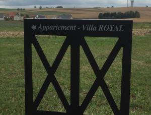 a sign in the middle of a field at Appartement -Villa ROYAL Hélène in Oberlauterbach