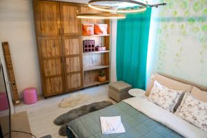 Un pat sau paturi într-o cameră la Swiss City Apartment Kolasin