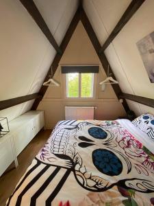 a bedroom with a large bed in a attic at Chalet la Catrina - Bungalow 41, Sunclass Durbuy in Durbuy