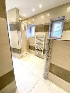 a large bathroom with a walk in shower and a window at Schöne Ferienwohnung mit großem Garten in Flensburg