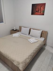 - un lit avec 2 serviettes dans une chambre dans l'établissement Villa Ivanovi, à Ohrid