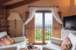 salon z dużymi przesuwanymi drzwiami szklanymi w obiekcie Hotel D´Interior Ca Mado Paula w mieście Banyalbufar +28 zdjęć