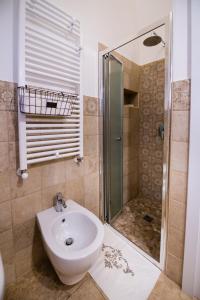 y baño con lavabo y ducha. en Trullo Paesano en Alberobello