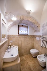 y baño con lavabo y aseo. en Trullo Paesano en Alberobello
