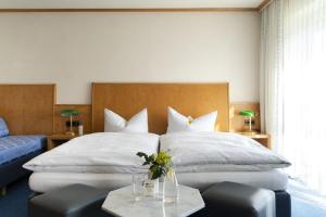 sypialnia z 2 łóżkami i dużym oknem w obiekcie Hotel Restaurant Böhm w mieście Grafenwöhr