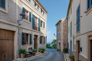 una calle vacía en un viejo pueblo con edificios en Hotel D´Interior Ca Mado Paula, en Banyalbufar