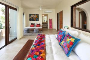 サユリタにあるCasa Sayulita, MISTIKAのリビングルーム(白いソファ、カラフルな枕付)