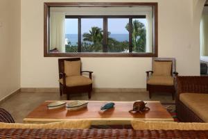 サユリタにあるCasa Sayulita, MISTIKAのテーブルと椅子と窓のあるリビングルーム