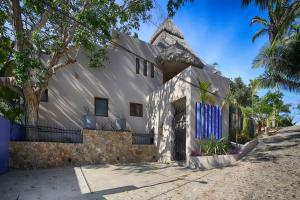 サユリタにあるCasa Sayulita, MISTIKAの茅葺き屋根の白い建物