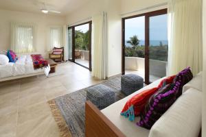 サユリタにあるCasa Sayulita, MISTIKAのベッドがあり海が見える寝室 +28枚の写真