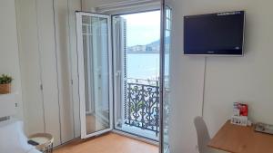 Televízia a/alebo spoločenská miestnosť v ubytovaní SEAFRONT LUXURY STUDIO - by www,SanSebastianApartments,es