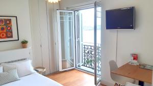 Televízia a/alebo spoločenská miestnosť v ubytovaní SEAFRONT LUXURY STUDIO - by www,SanSebastianApartments,es