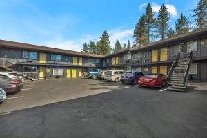 ein Parkplatz vor einem Gebäude mit geparkten Autos in der Unterkunft Lake Ridge South Lake Tahoe in South Lake Tahoe