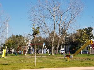 un parc avec une aire de jeux avec des balançoires et un toboggan dans l'établissement CAMPACASE, à Caprarica di Lecce