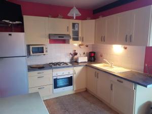 A kitchen or kitchenette at Gite bagatelle classé 2 étoiles