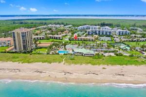 una vista aérea del complejo desde la playa en Oceanfront Tropical Paradise, en Fort Pierce