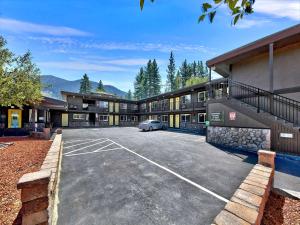 a parking lot in front of a building at Secrets Inn Lake Tahoe in South Lake Tahoe