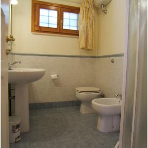 une salle de bains avec toilettes et lavabo dans l'établissement Villa Raggio Di Sole, à Porto Santo Stefano 39 autres photos
