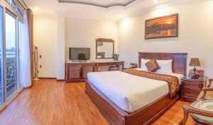 Llit o llits en una habitació de HANZ Premium Mai Vang Hotel