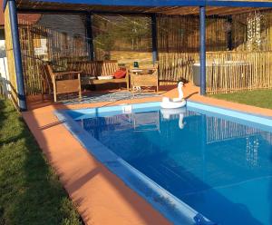 una piscina con un pato de juguete en el agua en Cabañas El Desván en 