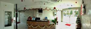 ein Zimmer mit Weihnachtsdekorationen an den Wänden in der Unterkunft Uptown Hotel in Semporna
