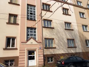 un bâtiment avec une porte blanche devant lui dans l'établissement Penzion Paradise, à Ostrava
